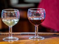 Weißer und roter Portwein werden verköstigt